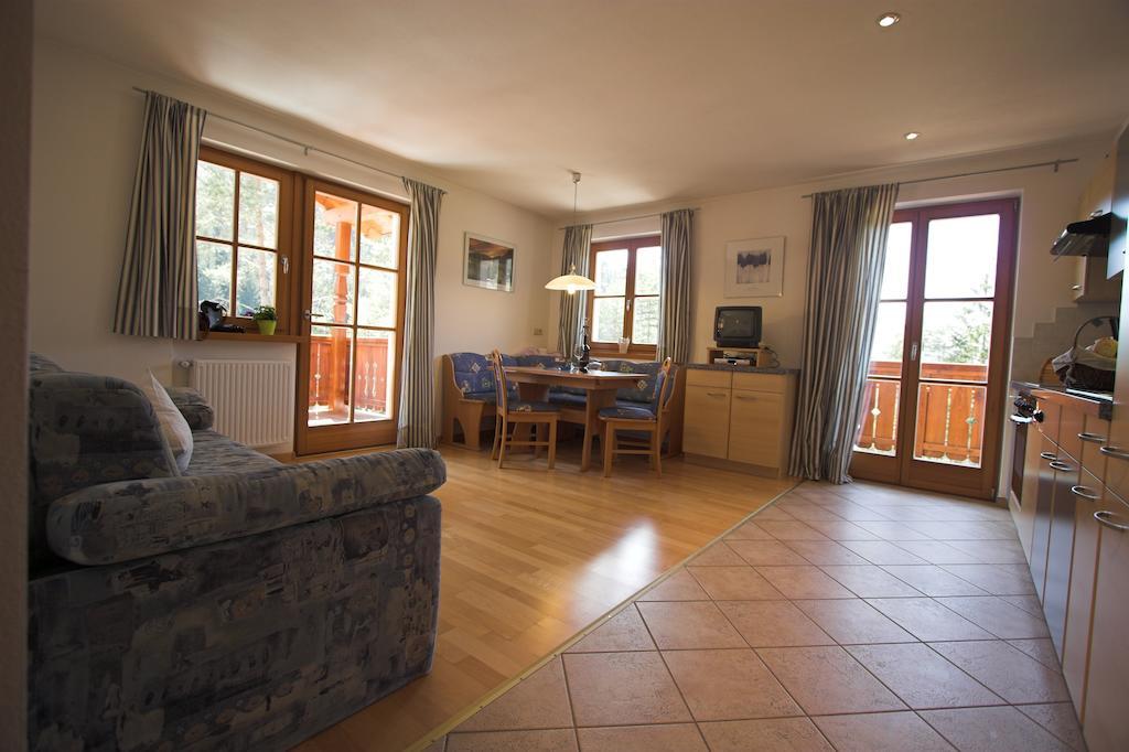 Apartments Dilln Guetl Тирес Номер фото