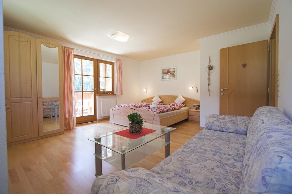Apartments Dilln Guetl Тирес Номер фото