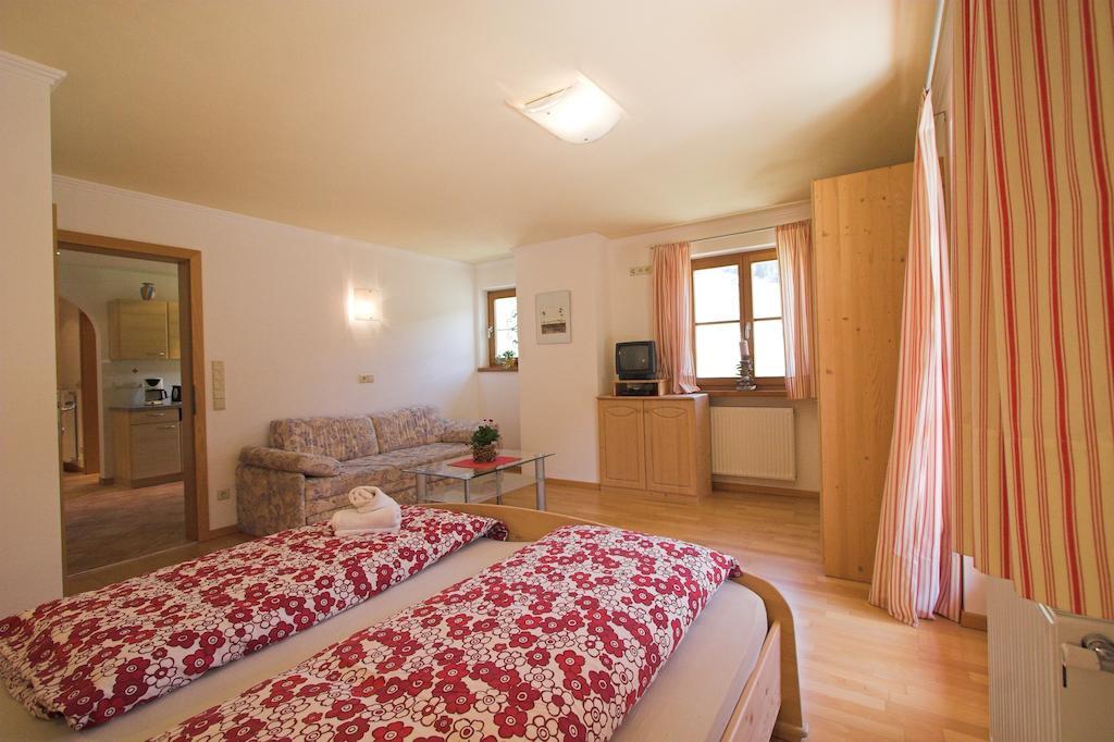 Apartments Dilln Guetl Тирес Номер фото